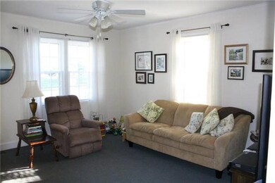 Cozy living room - 15 'x 15'