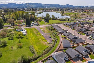 2488 Roll Tide (-2490) Ct, Lebanon, OR 97355 - photo 2