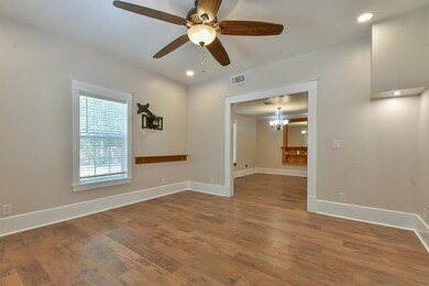 Dimmed Lighting, plenty of outlets