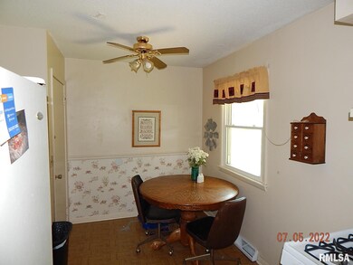 2317 W 36th St, Davenport, IA 52806 - photo 5