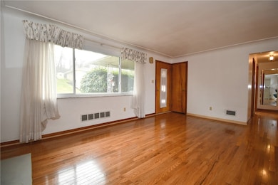 1528 Oneida Dr, Clairton, PA 15025 - photo 5