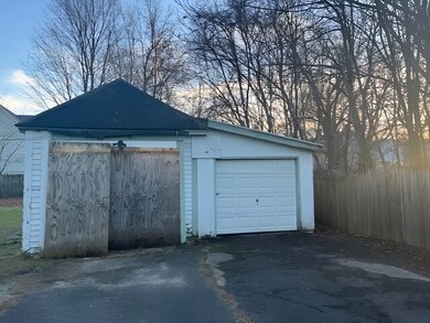 163 Pendleton Ave, Springfield, MA 01109 - photo 2