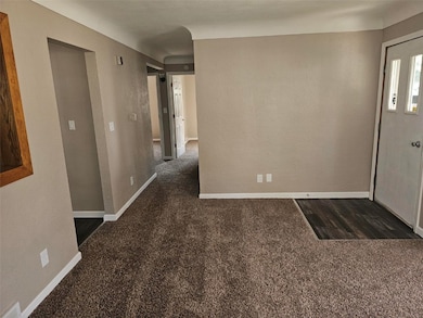 109 E Willman St, Hiawatha, IA 52233 - photo 3