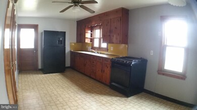 395 W Queen St, Chambersburg, PA 17201 - photo 6