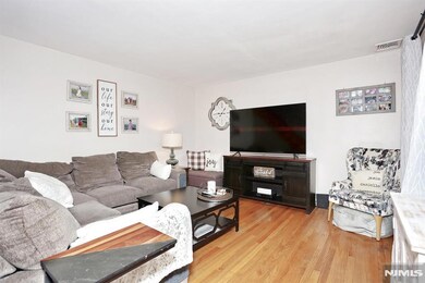 living room w/hardwood floors
