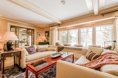 009-Living_Room-830695-mls
