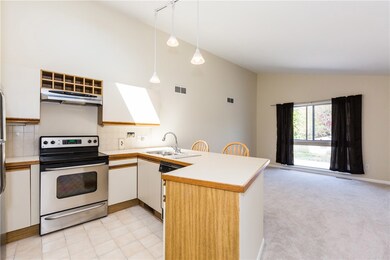 976 Williamsburg Cir unit 976, Warwick, RI 02886 - photo 5