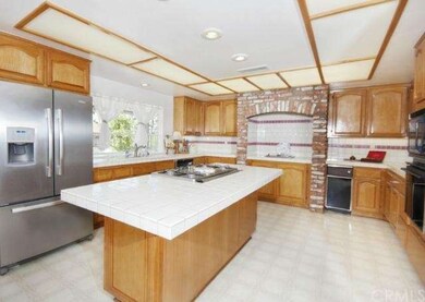 Huge kitchen has an island, walk-in pantry, gardne