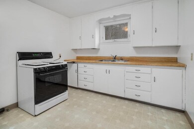 Kitchen has a gas stove, electric hookup also avai
