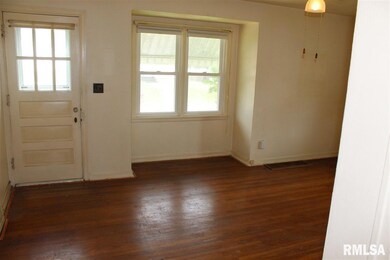 2117 W High St, Davenport, IA 52804 - photo 6