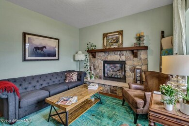 7Living Room.jpg-SMALL