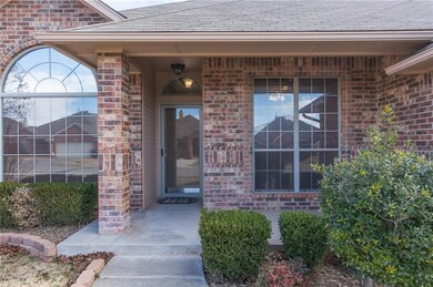 828 Elm Creek Dr, Moore, OK 73160 - photo 2