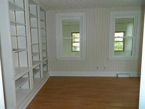 Den/Family/Great Room. Gorgeous built in shelves a