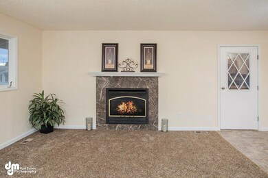 9000 Shaun Landing Circle-large-003-Livi