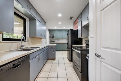 Kitchen with appliances with stainless steel fini