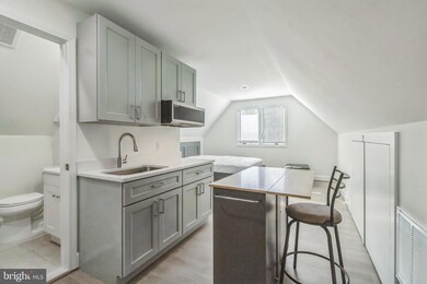 8903 Hooes Rd unit UPPER LEVEL, Lorton, VA 22079 - photo 5