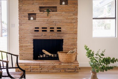 415 N 8th LR-6