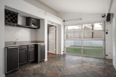 Lounge w/ Wet Bar