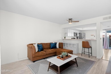 2802 E Beck Ln unit 2, Phoenix, AZ 85032 - photo 3