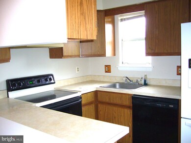 1303 Fairbourne Ct unit 1303, Lansdale, PA 19446 - photo 7