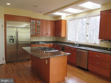 10324 Windsor View Dr, Potomac, MD 20854 - photo 7