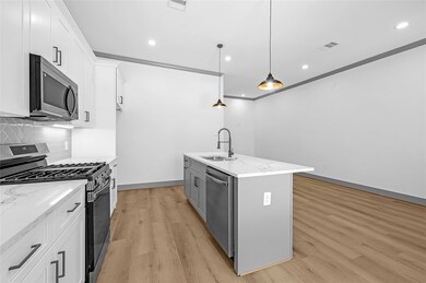 Kitchen / living combo - Eat In Island Bar Is Perf