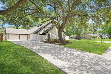 10102 Burgoyne Rd, Houston, TX 77042 - photo 4