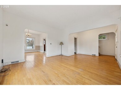 Living Room/Entrance