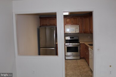 9238 Cardinal Forest Ln unit 301, Lorton, VA 22079 - photo 7