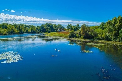 04_1645ESnowRoad_900002_PrivatePond_LowR