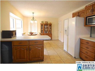 Kitchen w/ Breakfast bar