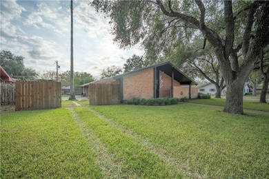 1519 Delwood Ln, Alice, TX 78332 - photo 4