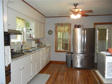 Lovely kitchen area, plenty of cupboards.