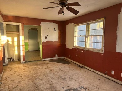 2809 E 24th St, Des Moines, IA 50317 - photo 2