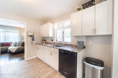 32 Acorn Ave, Rensselaer, NY 12144 - photo 4