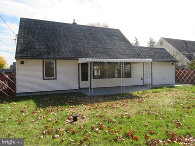 324 Appletree Dr, Levittown, PA 19055 - photo 3