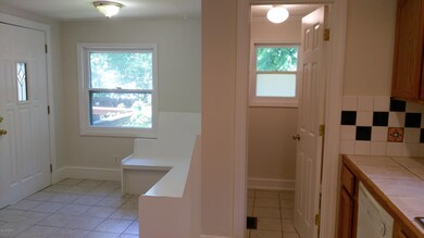 6 kitchen.banquette.bath