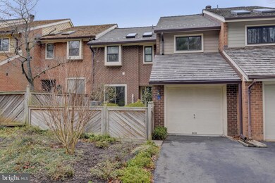 11074 Thrush Ridge Rd, Reston, VA 20191 - photo 3