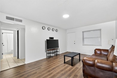 unlisted-address, Tampa, FL 33609 - photo 5