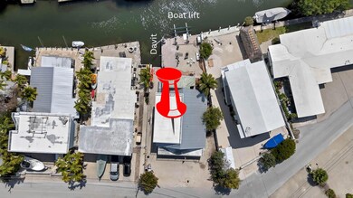 Boat lift arrow