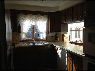 Kitchen. Bright kitchen with Jen air...