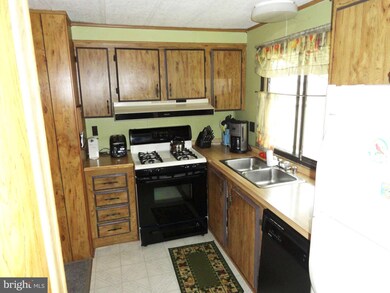 109 Berts Dr, Lothian, MD 20711 - photo 4