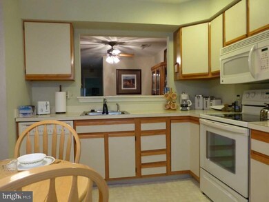 138 Pamela Ct unit 704, Levittown, PA 19057 - photo 3