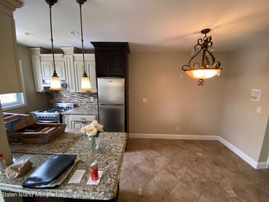 167 CROMWELL KITCHEN INTO DR