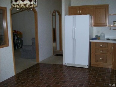 255 Pine Cir, Walnutport, PA 18088 - photo 5