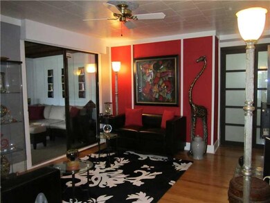 Living Room. Decorative pallet and bold accent wal