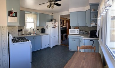 eat-in kitchen