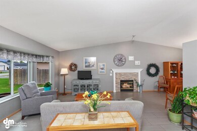 Living Rm w/Gas Fireplace