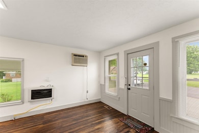 303 E 4th St, Smiths Grove, KY 42171 - photo 5