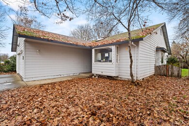 862 Westrop Dr, Central Point, OR 97502 - photo 5